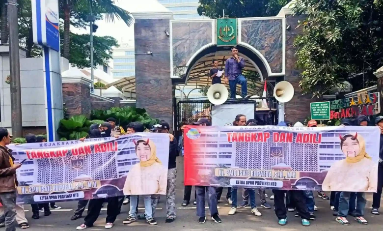 Aksi Komite Mahasiswa dan Pemuda NTB di Kejagung