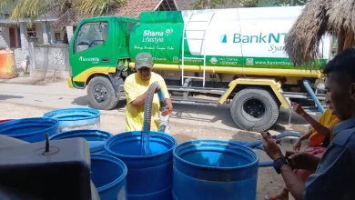Bank NTB Syariah Salurkan Bantuan Air Bersih di Desa Sekaroh