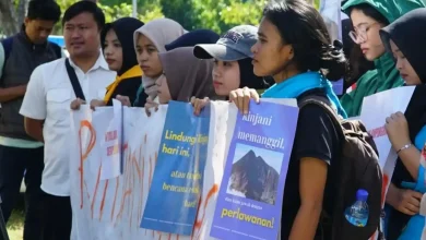 Demo Rencana Glamping dan Pesawat Amfibi di Rinjani Depan Kantor BTNGR