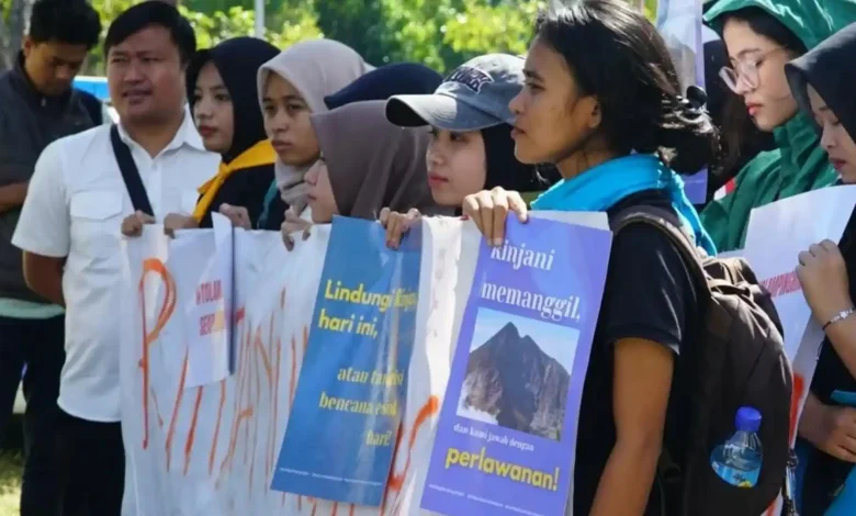 Demo Rencana Glamping dan Pesawat Amfibi di Rinjani Depan Kantor BTNGR