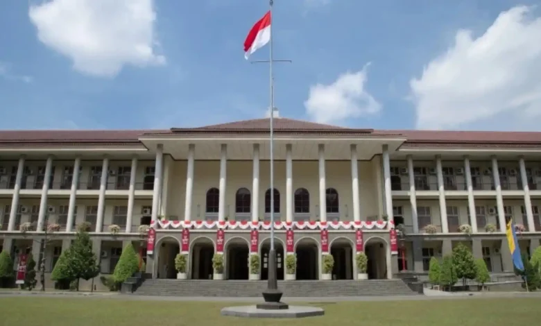 Gedung Pusat UGM Peringkat Pertama Kampus Berprestasi di Indonesia 2025 Versi Puspresnas