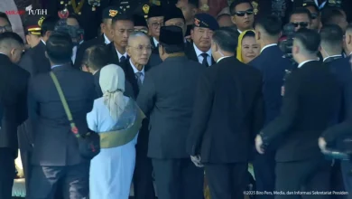 Gibran Cium Tangan Try Sutrisno di Peringatan HUT ke-79 Bhayangkara