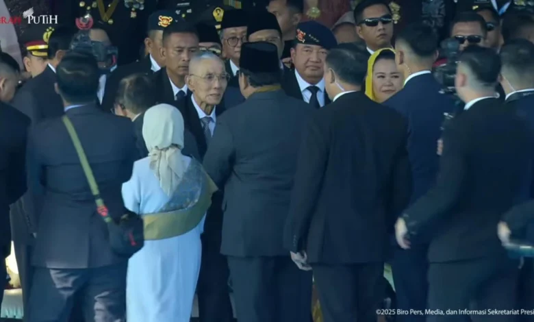 Gibran Cium Tangan Try Sutrisno di Peringatan HUT ke-79 Bhayangkara