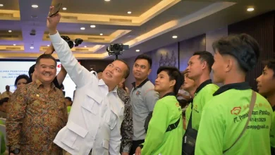 Gubernur NTB Lalu Muhamad Iqbal melepas keberangkatan PMI asal NTB ke Malaysia Barat