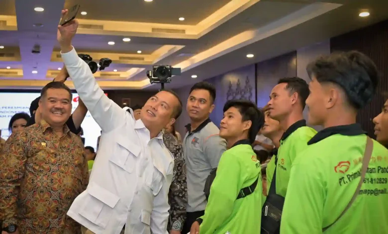 Gubernur NTB Lalu Muhamad Iqbal melepas keberangkatan PMI asal NTB ke Malaysia Barat