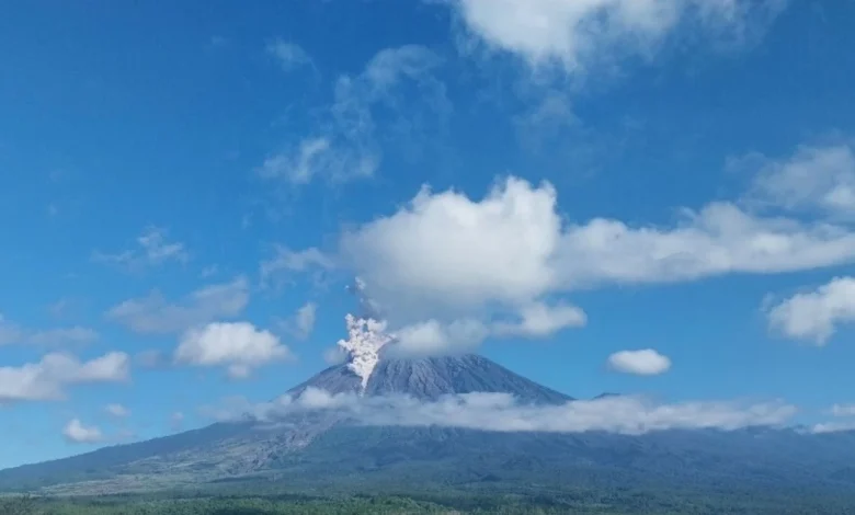 Gunung Semeru Erupsi