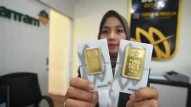 Harga emas Antam turun