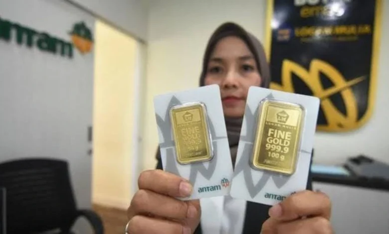 Harga emas Antam turun