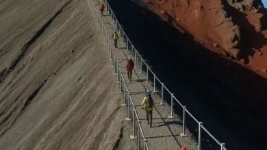 Ilustrasi Letter E Rinjani dipasangi Safety Fence Pagar Pengaman
