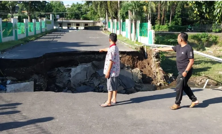 Jalan Amblas Perumahan Mahkota Bertais