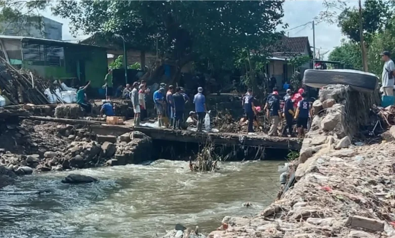 Jembatan Karang Kemong - Majeluk Rusak Akibat Banjir Mataram
