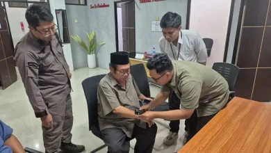 Mantan Bupati Lombok Tengah Suhaili FT dipasangi alat pengawas elektronik