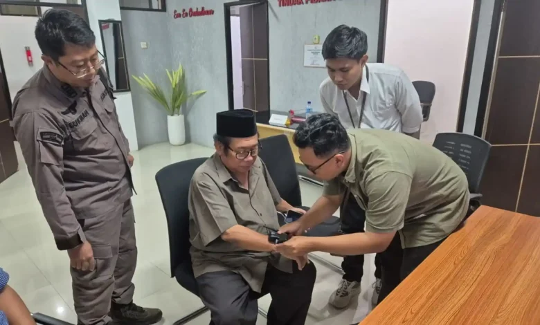 Mantan Bupati Lombok Tengah Suhaili FT dipasangi alat pengawas elektronik