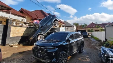 Mobil mewat hanyut saat banjir di Kota Mataram