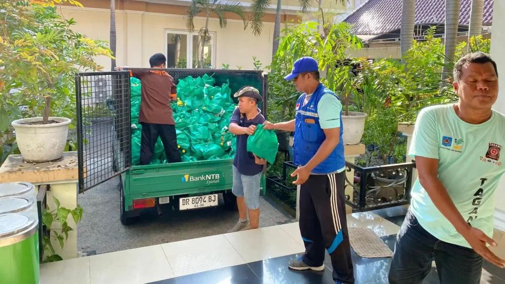 Penyaluran Bantuan Paket Sembako Bank NTB Syariah Korban Banjir Mataram