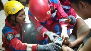 Petugas Damkar Surabaya Buka Borgol Tahanan