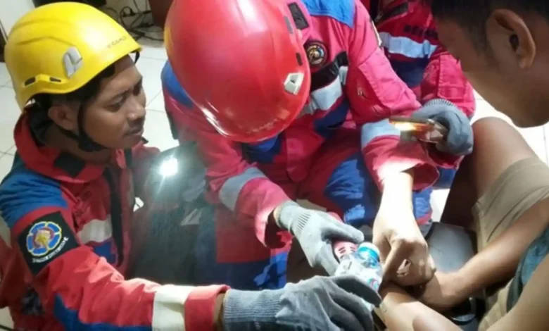 Petugas Damkar Surabaya Buka Borgol Tahanan