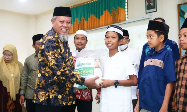 Rektor Ummat Salurkan Bantuan Sembako kepada Masyarakat