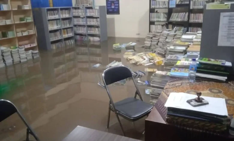 Ruang Perpustakaan Sekolah SMPN 13 Mataram Tergenang Terdampak Banjir