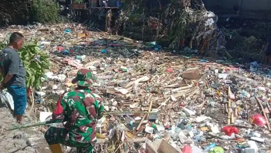Sampah Menumpuk di Sungai Pasca Banjir Mataram