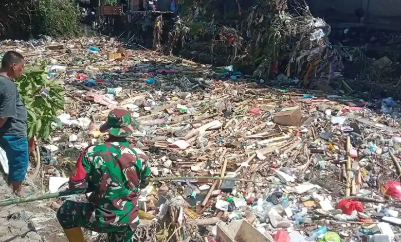 Sampah Menumpuk di Sungai Pasca Banjir Mataram