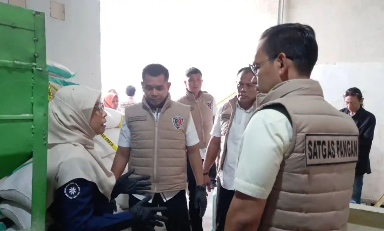 Satgas Pangan Subdit I Dit Reskrimsus Polda NTB saat turun mengecek peredaran beras oplosan oleh Oknum ASN