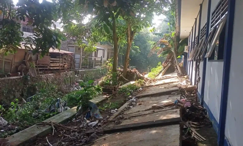 Tembok SMPN 22 Mataram Roboh