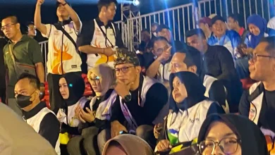 Wali Kota Mataram Mohan Roliskana duduk di tribun media saat pembukaan Fornas VIII NTB