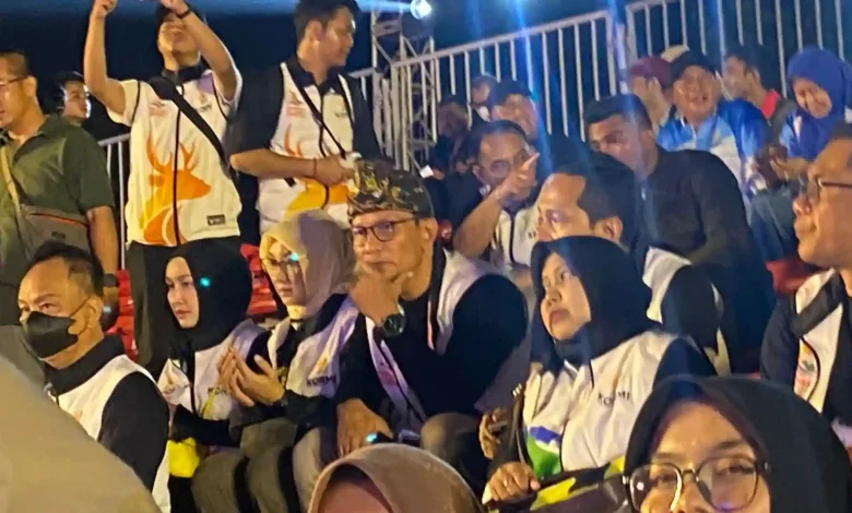 Wali Kota Mataram Mohan Roliskana duduk di tribun media saat pembukaan Fornas VIII NTB