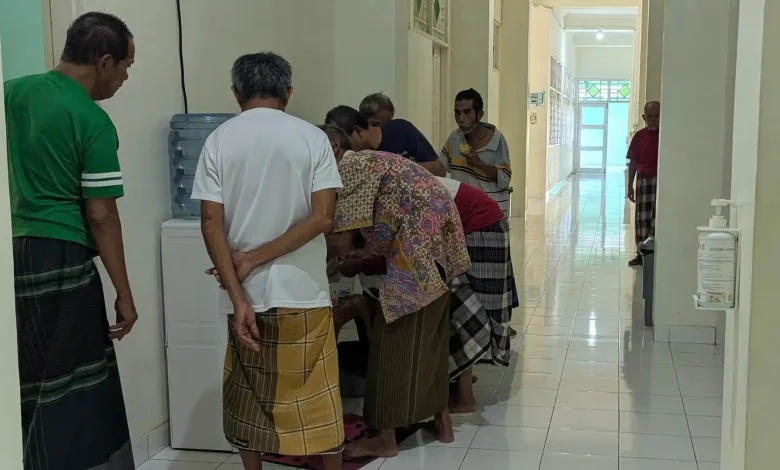 Warga Jompo di Mataram Dievakuasi ke Asrama Haji saat Banjir
