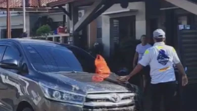 Warga Kota Mataram Bersihkan Rumah Pasca Banjir