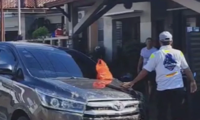 Warga Kota Mataram Bersihkan Rumah Pasca Banjir