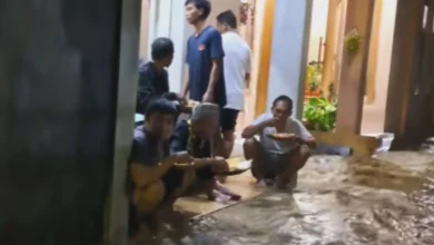 Warga Mataram Nikmati Makam Malam di Tengah Banjir
