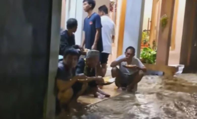 Warga Mataram Nikmati Makam Malam di Tengah Banjir