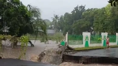 Air meluap di wilayah Bertais ke jalan utama dan menyebabkan akses terputus Kota Mataram