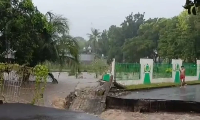 Air meluap di wilayah Bertais ke jalan utama dan menyebabkan akses terputus Kota Mataram