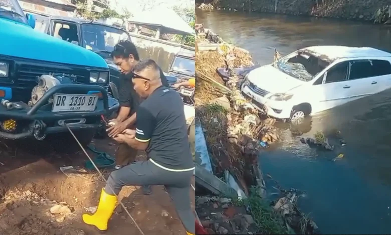 Proses evakuasi mobil hanyut akibat banjir di Mataram oleh tim IOF Rescue NTB
