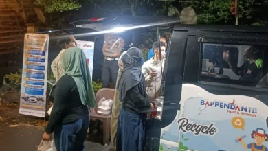Antusias warga NTB membayar pajak kendaraan bermotor saat diskon