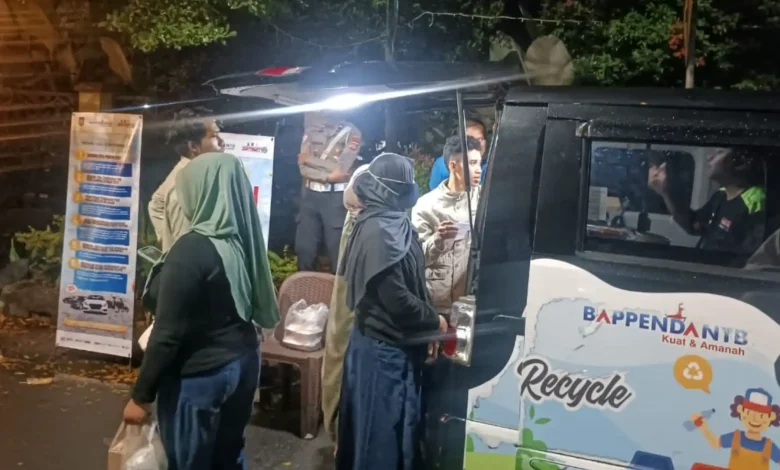 Antusias warga NTB membayar pajak kendaraan bermotor saat diskon