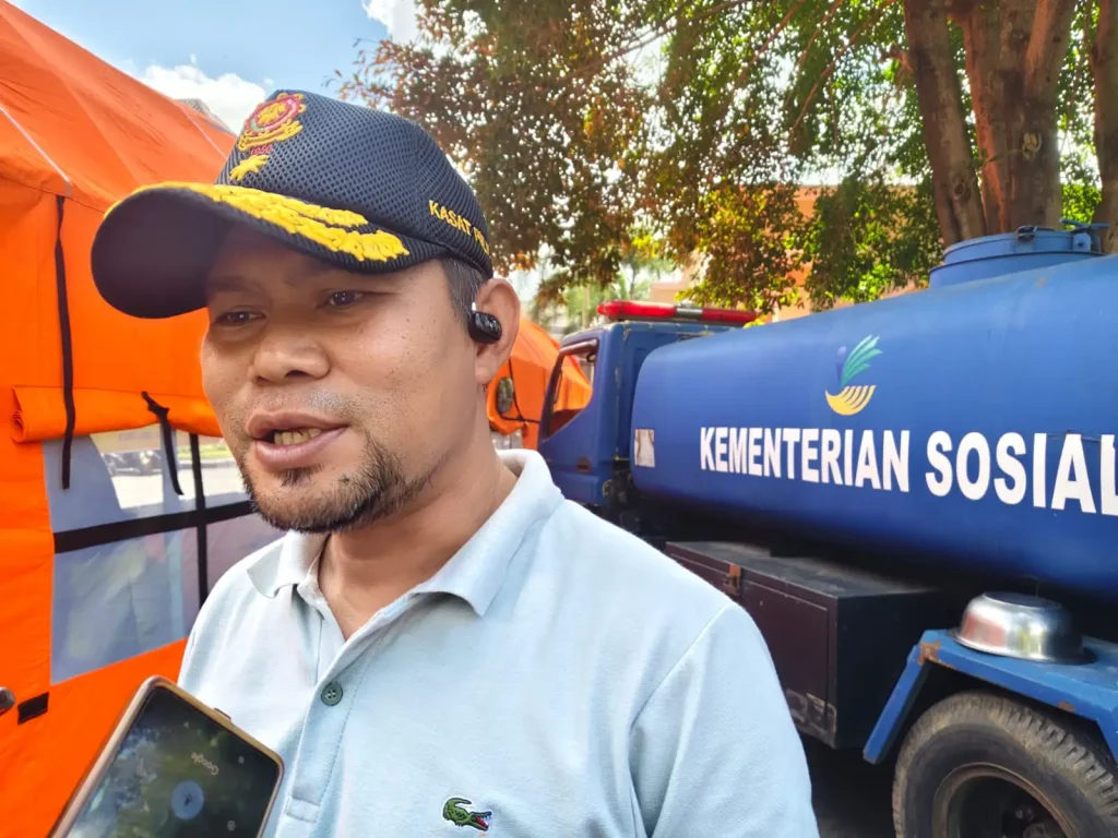 Kepala Satpol PP Kota Mataram Irwan Rahadi Evakuasi Banjir