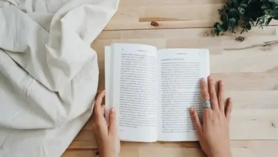 Ilustrasi orang membaca novel