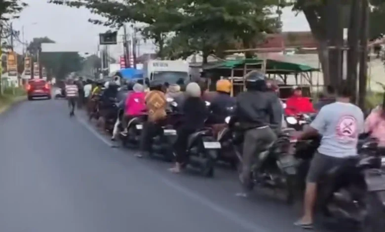 Antrean pengisian BBM Bikin Jember Lockdown