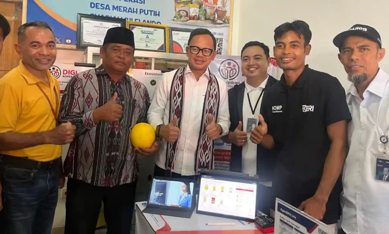 Bima Arya Sugiarto Tinjau Pemanfaatan Aplikasi DigiKoperasi di Koperasi Merah Putih di Desa Bilelando