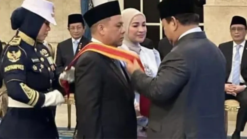 Haji Isam Terima Bintang Mahaputera
