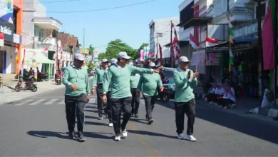 Bupati Jarot Ikuti Gerak Jalan HUT ke-80 RI di Sumbawa