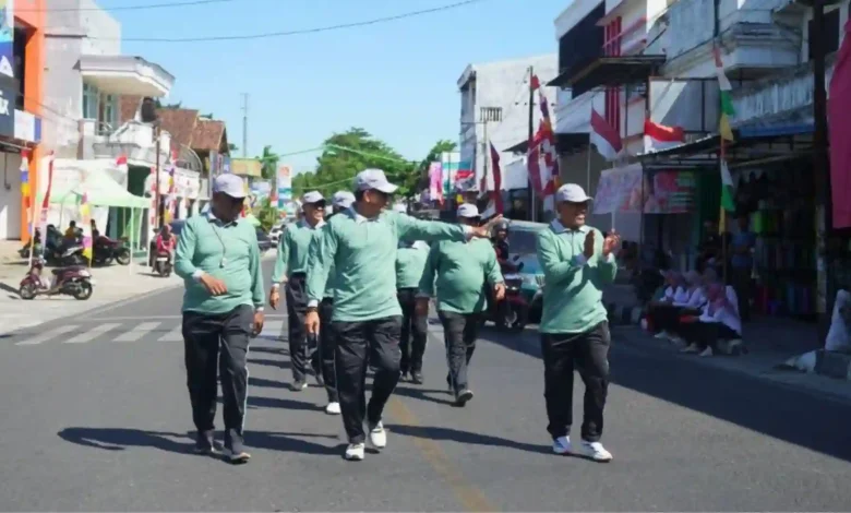 Bupati Jarot Ikuti Gerak Jalan HUT ke-80 RI di Sumbawa