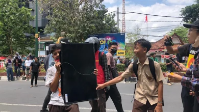 Potret massa mengambil tv di Gedung DPRD Penjarahan
