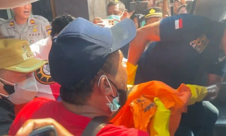 Evakuasi Jasad Perempuan yang Diduga Dicor Pacarnya