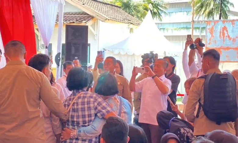 Gubernur NTB Lalu Muhamad Iqbal Jadi Fotografer Penerima BSU dengan Wakil Presiden Gibran