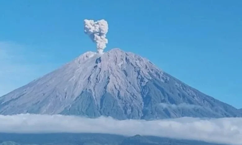 Gunung Semeru Kembali Erupsi
